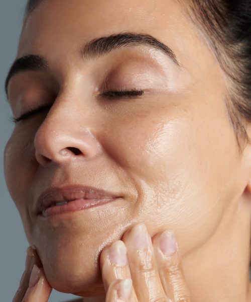 Elana applying product to face - Melting Moisture Masque